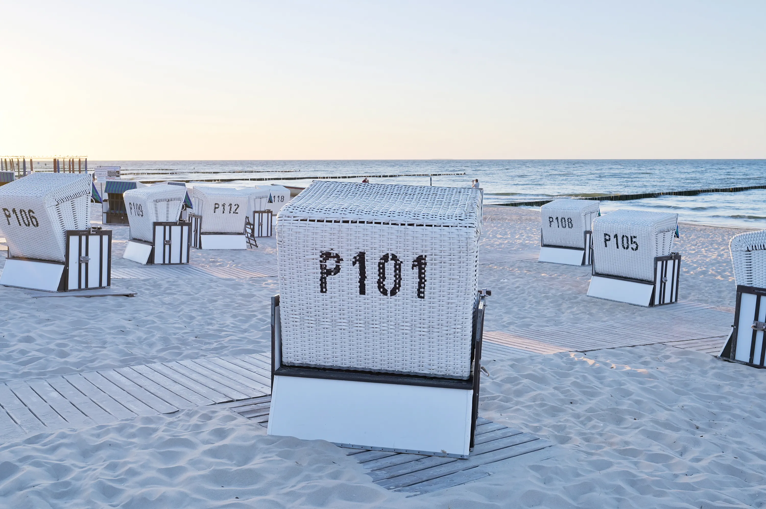 Strandkoerbe am Strand
